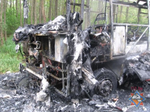 Под Калинковичами в дороге полностью сгорел автобус (фото)