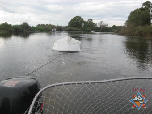 В Петриковском районе перевернулся катер с находящимися в нем людьми (фото)