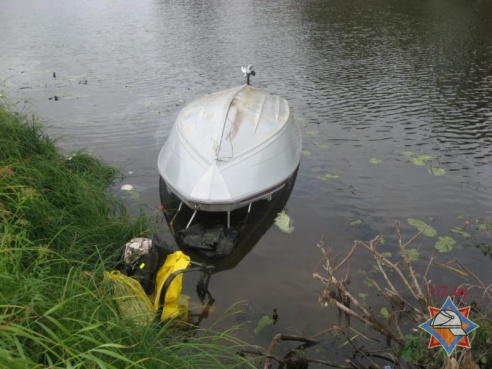 В Петриковском районе перевернулся катер с находящимися в нем людьми (фото)