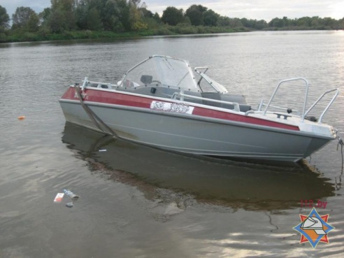 В Петриковском районе перевернулся катер с находящимися в нем людьми (фото)