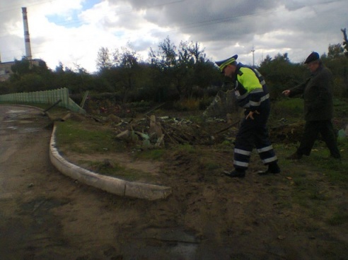 В Светлогорске автомобиль снес 15 метров бетонного забора (фото)