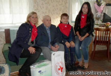 Долгожителя Столинщины со 104-летием поздравили волонтёры