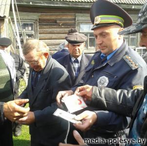 Инспектора ГАИ Столинского РОВД принимают участие в обозначении гужевого транспорта жителей района светоотражающими элементами