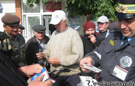 Инспектора ГАИ Столинского РОВД принимают участие в обозначении гужевого транспорта жителей района светоотражающими элементами