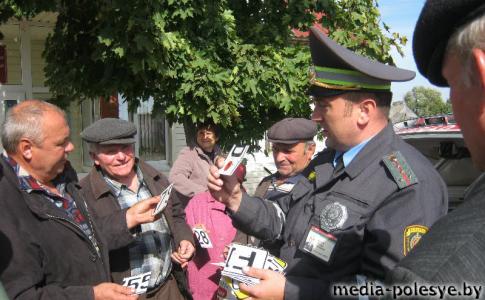 Инспектора ГАИ Столинского РОВД принимают участие в обозначении гужевого транспорта жителей района светоотражающими элементами