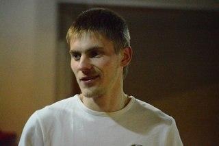 В новостройке течёт крыша: трещины на стенах, лужи на полу