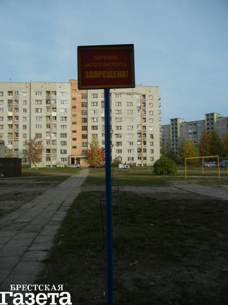 Всего год прошел после ямочного ремонта проезжей части во дворах по ул. Суворова, но там сплошные колдобины Всего год прошел после ямочного ремонта проезжей части во дворах по ул. Суворова, но там сплошные колдобины