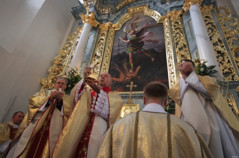 В гродненском Фарном костеле вновь освятили старейший алтарь