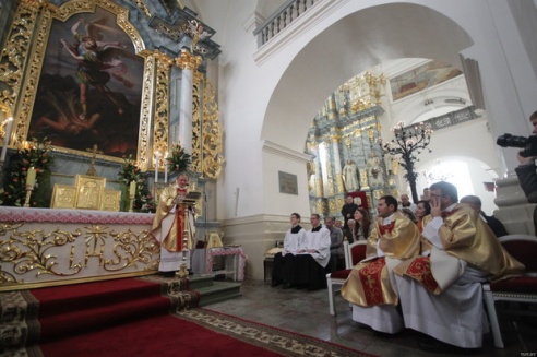 В гродненском Фарном костеле вновь освятили старейший алтарь