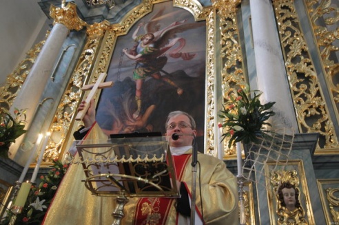 В гродненском Фарном костеле вновь освятили старейший алтарь