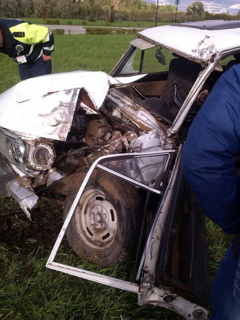 Водитель «Жигулей» с 4,2 промилле снес столб: от удара пассажирка вылетела в окно (фото)