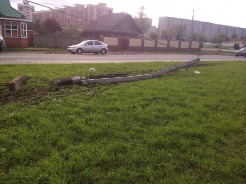 Водитель «Жигулей» с 4,2 промилле снес столб: от удара пассажирка вылетела в окно (фото)