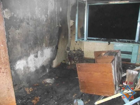 В Мозыре МЧС спасали пьяницу и эвакуировали соседей, надев на них маски (фото)