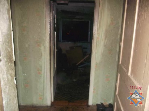 В Мозыре МЧС спасали пьяницу и эвакуировали соседей, надев на них маски (фото)