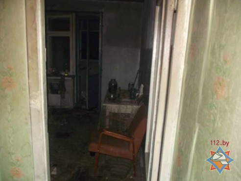 В Мозыре МЧС спасали пьяницу и эвакуировали соседей, надев на них маски (фото)