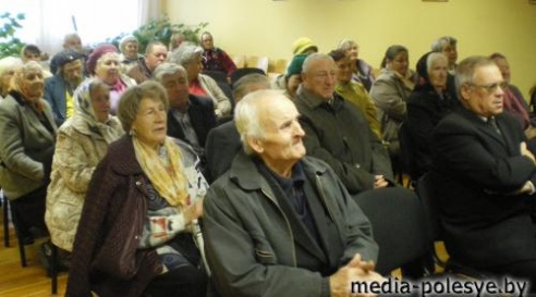 Пожилым людям – внимание и поздравления