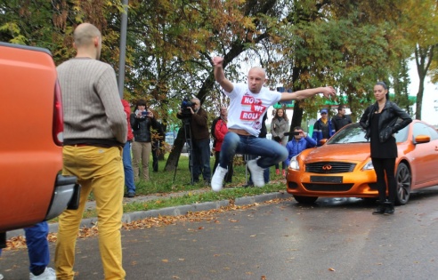 Акция в поддержку взаимоуважения на дороге: в Гродно дорожные разборки закончились танцами