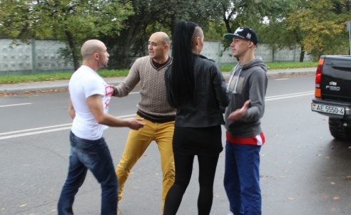 Акция в поддержку взаимоуважения на дороге: в Гродно дорожные разборки закончились танцами