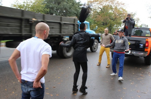 Акция в поддержку взаимоуважения на дороге: в Гродно дорожные разборки закончились танцами