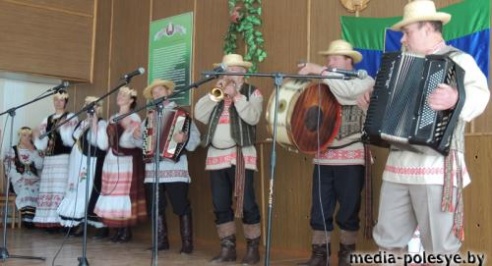 Столінскія медыкі для былых калег зрабілі свята