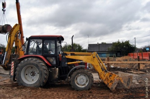 Возводят дом семейного типа — кирпичный двухэтажный коттедж