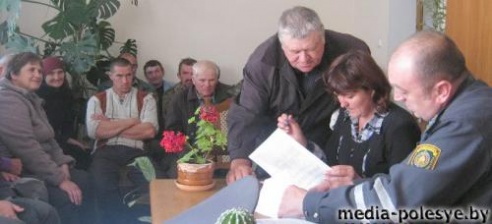 Инспектора ГАИ Столинского РОВД принимают участие в обозначении гужевого транспорта жителей района светоотражающими элементами