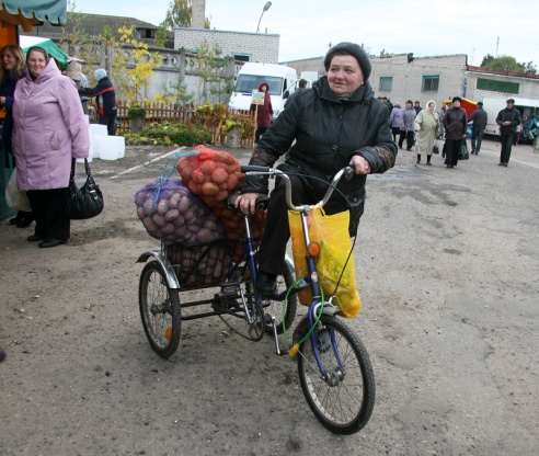 На рынок и… за дровами! В Поставах прошла традиционная осенняя ярмарка (+фото)