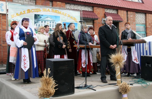 На рынок и… за дровами! В Поставах прошла традиционная осенняя ярмарка (+фото)