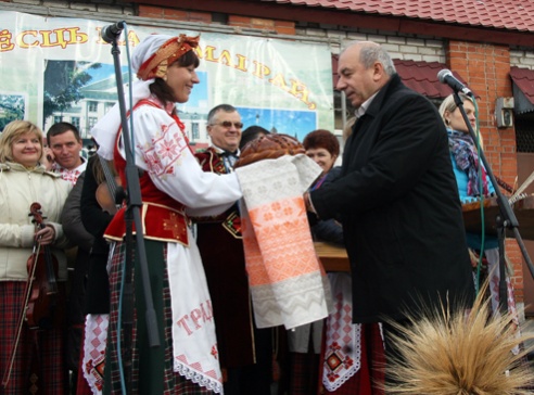 На рынок и… за дровами! В Поставах прошла традиционная осенняя ярмарка (+фото)