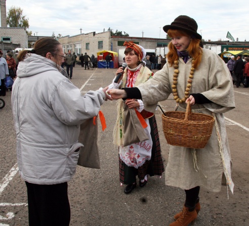 На рынок и… за дровами! В Поставах прошла традиционная осенняя ярмарка (+фото)