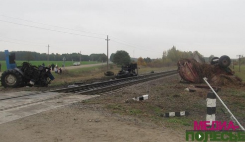 МТЗ проигнорировал переезд и столкнулся с локомотивом пассажирского поезда в Лунинецком районе. Тракторист погиб