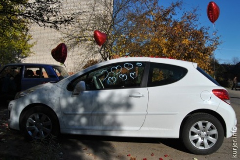 Фотофакт: подарил любимой на День рождения автомобиль