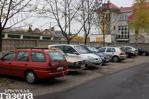Владельцы автомобилей, поврежденных рухнувшим забором, не получили ответа, кто возместит им ущерб