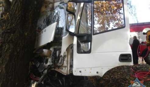 Второе ДТП в сутки, когда машина въехала в дерево