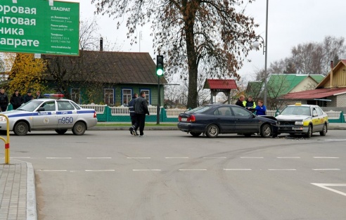 У Горках у аварыю патрапіла таксі. Фотафакт