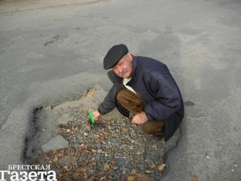 Всего год прошел после ямочного ремонта проезжей части во дворах по ул. Суворова, но там сплошные колдобины