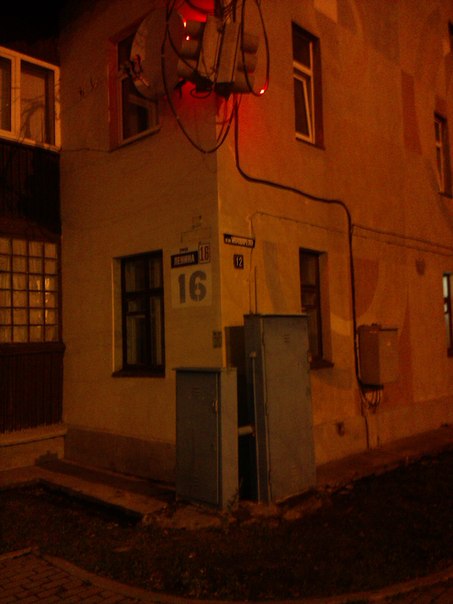 В Светлогорске работающий светофор повесили на дом (фото)