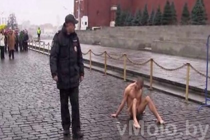 Питерский художник прибил свою мошонку к брусчатке Красной площади