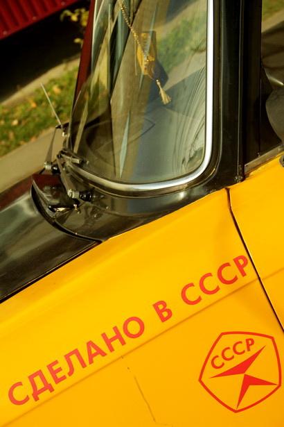 Житель Барановичей превратил советский "Москвич" в памятник коммунизму на колесах Житель Барановичей превратил советский "Москвич" в памятник коммунизму на колесах