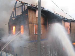 Крупный пожар в Бобруйске: сгорела трехэтажная дача и три автомобиля Крупный пожар в Бобруйске: сгорела трехэтажная дача и три автомобиля