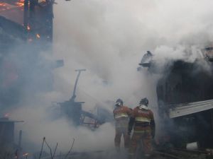Крупный пожар в Бобруйске: сгорела трехэтажная дача и три автомобиля Крупный пожар в Бобруйске: сгорела трехэтажная дача и три автомобиля