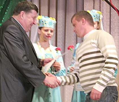 НА ЎЗНАГАРОДЫ І ПЕСНІ БАГАТЫМ БЫЛО ВЯСКОЎЦАЎ СВЯТА