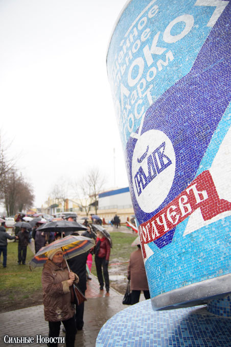 Под дождем в Рогачеве открыли первый в мире памятник сгущенке (обновлено, добавлено фото)