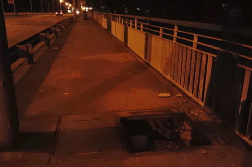 На мосту возле автовокзала можно провалиться в открытый люк