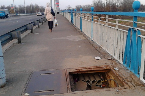 На мосту возле автовокзала можно провалиться в открытый люк