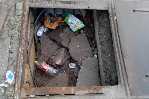 На мосту возле автовокзала можно провалиться в открытый люк