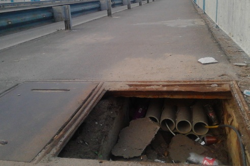 На мосту возле автовокзала можно провалиться в открытый люк