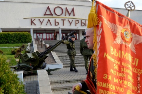 Зенитки в центре Слуцка и бесплатная каша возле ресторана