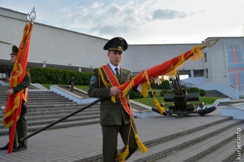 Зенитки в центре Слуцка и бесплатная каша возле ресторана