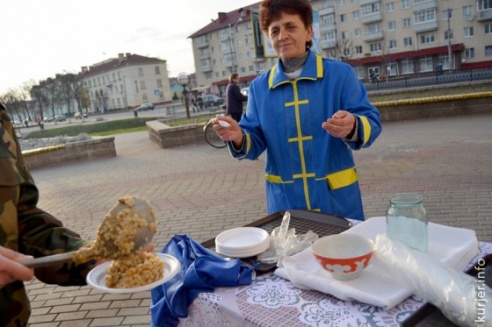 Зенитки в центре Слуцка и бесплатная каша возле ресторана